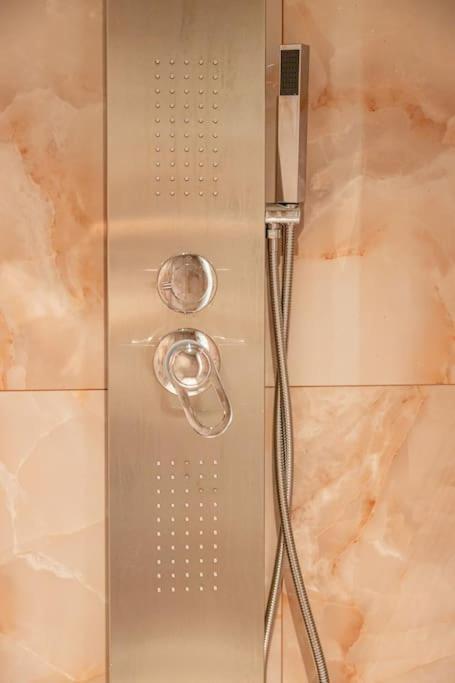Smaragdi Luxury Jacuzzi Apartment Noho Premium Living Athens Luaran gambar