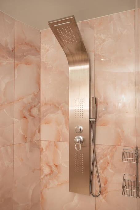 Smaragdi Luxury Jacuzzi Apartment Noho Premium Living Athens Luaran gambar