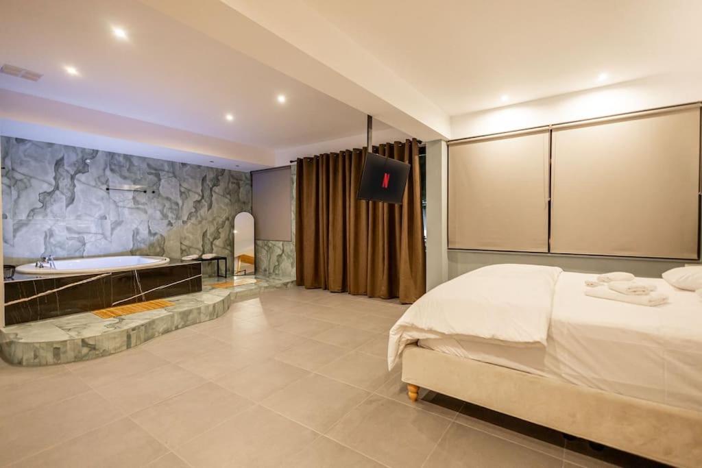 Smaragdi Luxury Jacuzzi Apartment Noho Premium Living Athens Luaran gambar