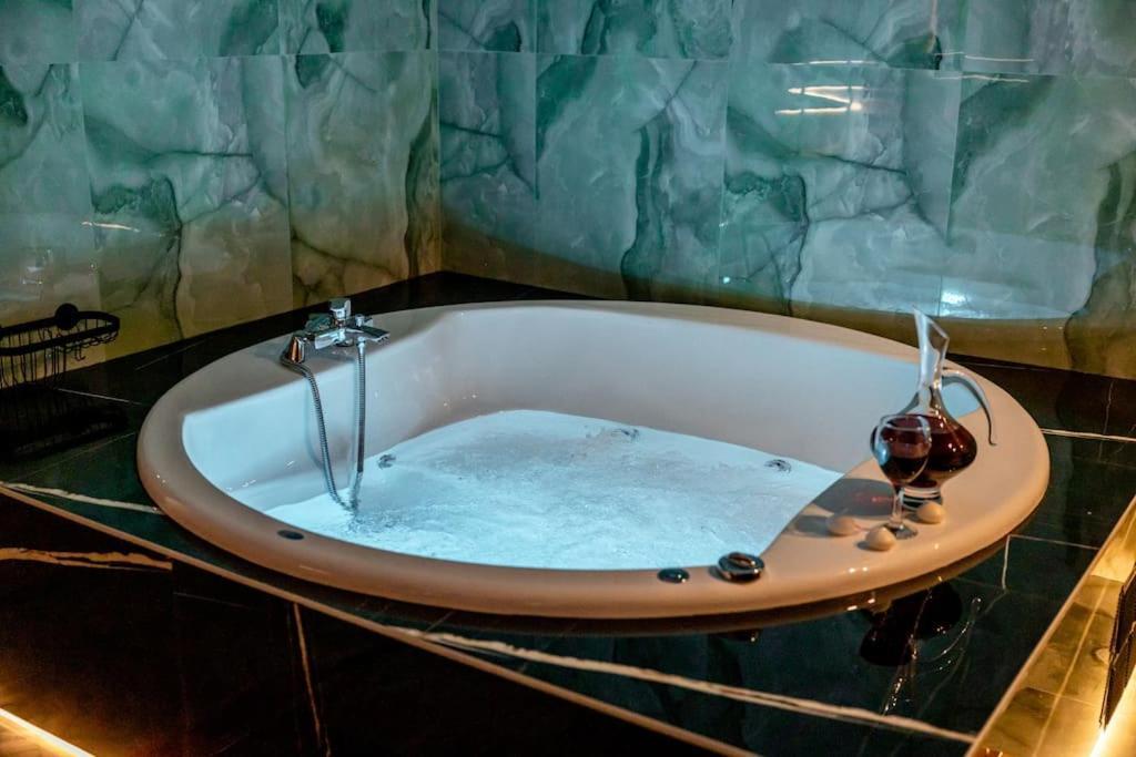 Smaragdi Luxury Jacuzzi Apartment Noho Premium Living Athens Luaran gambar