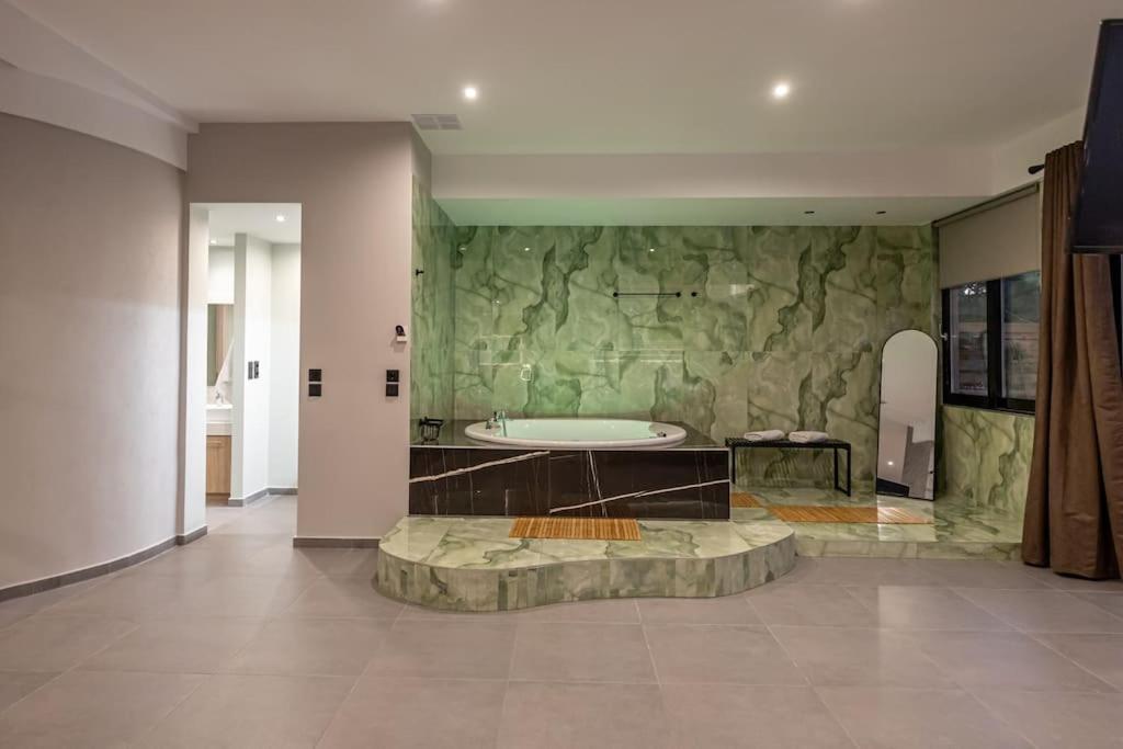 Smaragdi Luxury Jacuzzi Apartment Noho Premium Living Athens Luaran gambar