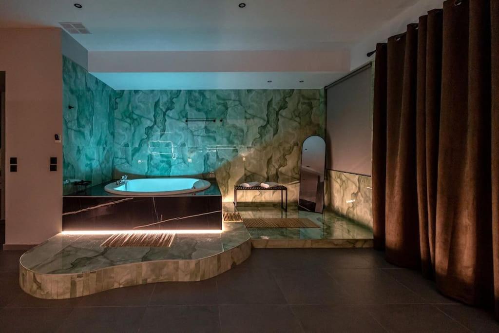 Smaragdi Luxury Jacuzzi Apartment Noho Premium Living Athens Luaran gambar